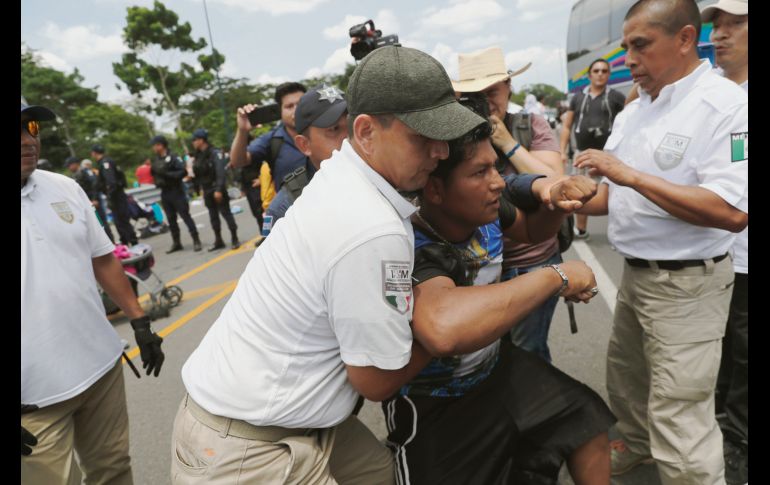 Personal del Instituto Nacional de Migración (INM) detiene a un migrante durante una redada en Metapa, Chiapas. AP