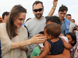 Jolie estuvo acompañada por la Alta Comisionada Adjunta del Acnur, Kelly Clements y del representante de Acnur en Colombia Jozef Merkx. AP/ F. Vergara