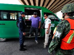 Autoridades federales reforzaron también la revisión de vehículos en ingresos de Tapachula. Una inspección ayer en un retén en la carretera. AP/ARCHIVO