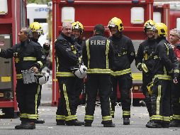 Al menos 100 efectivos del cuerpo y 15 camiones de bomberos trabajan para extinguir las llamas del bloque residencial. EFE / ARCHIVO