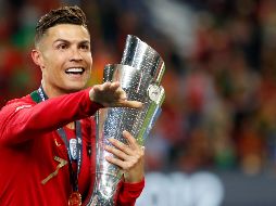 Cristiano Ronaldo abraza el trofeo que los portugueses se apropian gracias a un gol de Guedes. AP/A. FRANCA