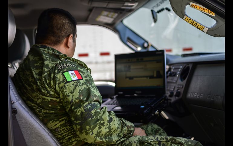 Un soldado revisa el escáner.