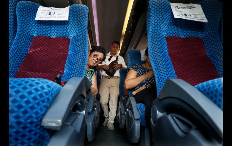 Agentes del INM revisan camiones, minibuses y taxis para verificar la identidad de los pasajeros.