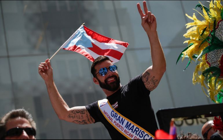 Ricky Martin saludó y bailó al ritmo del grupo de bomba que le acompañó. EFE / K. Betancur