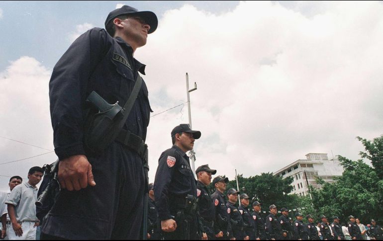 En lo que va del año, 21 policías han sido asesinados en El Slavador, a los que se suman las muertes violentas de 12 efectivos de la Fuerza Armada y un custodio penitenciario. AFP/Archivo