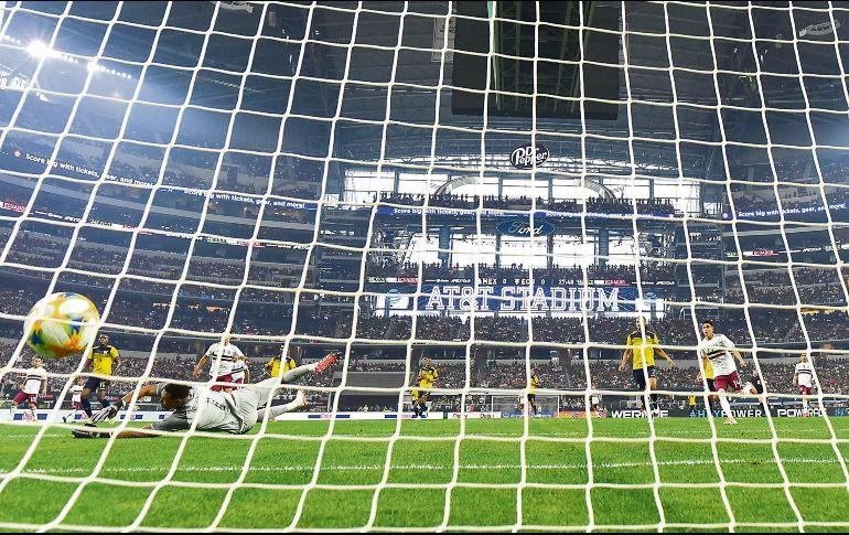 El Tricolor se puso adelante en el marcador con un disparo de media distancia de Jonathan dos Santos. IMAGO7