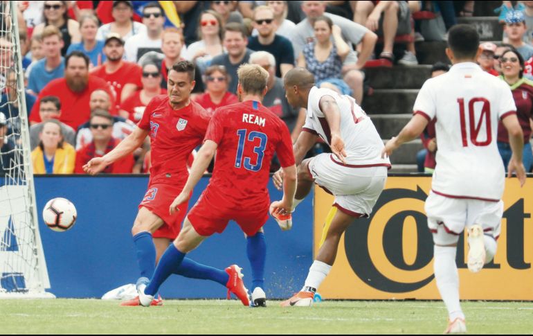 De zurda, Salomón Rondón firmó el 3-0 de la Vinotinto. AP