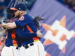 Osuna (der.) entró para sacar el último out y así preservó la victoria de los Astros. AFP / B. Levey