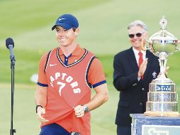 Rory McIlroy celebró su decimosexto título como profesional vistiendo un jersey de los Raptors de Toronto. AFP / V. Ridley
