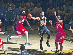 Los actuales bicampeones de la NBA buscarán evitar esta noche que Toronto consiga el primer título de su historia. AFP / G. Ellwood