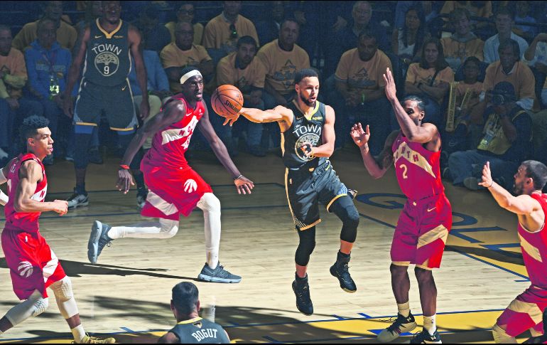 Los actuales bicampeones de la NBA buscarán evitar esta noche que Toronto consiga el primer título de su historia. AFP / G. Ellwood