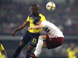 Héctor Moreno y Enner Valencia disputan el balón con decisión. AFP/R. Martínez