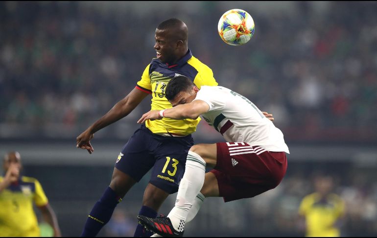 Héctor Moreno y Enner Valencia disputan el balón con decisión. AFP/R. Martínez