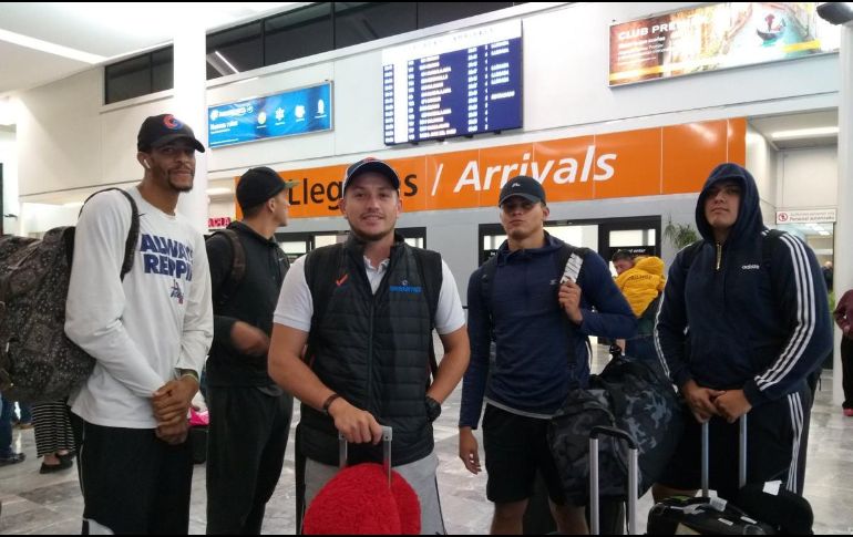 Jugadores de Gigantes a su llegada a Tijuana para iniciar los playoffs. TWITTER / @CIBACOPAdp