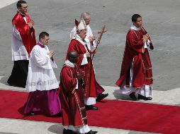 El Papa Francisco (c) presidió, este domingo, la ceremonia de Pentecostés en la Plaza de San Pedro. EFE/R. Antimiani