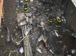 Bomberos de Nueva York laboran en la zona del impacto. TWITTER@FDNY