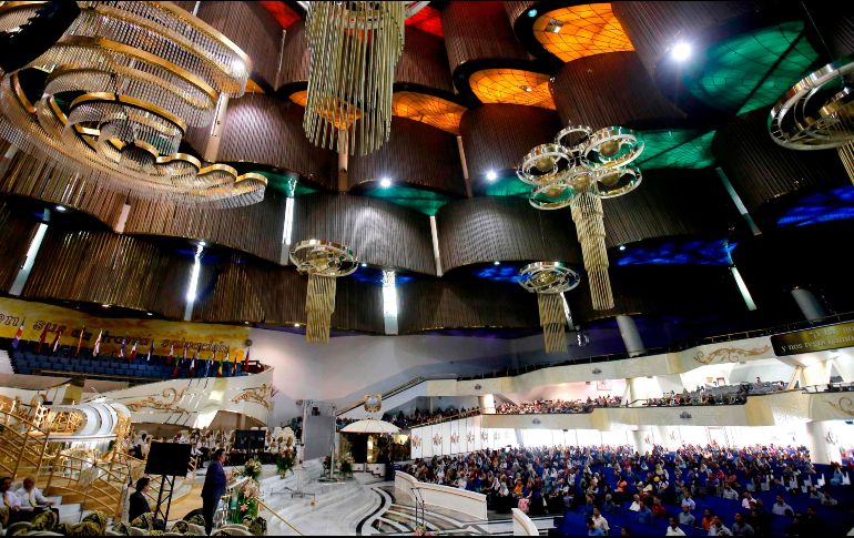 Fieles de La Luz del Mundo realizaban este domingo oraciones por Naasón Joaquín García, en el templo ubicado en Guadalajara. AFP/ARCHIVO
