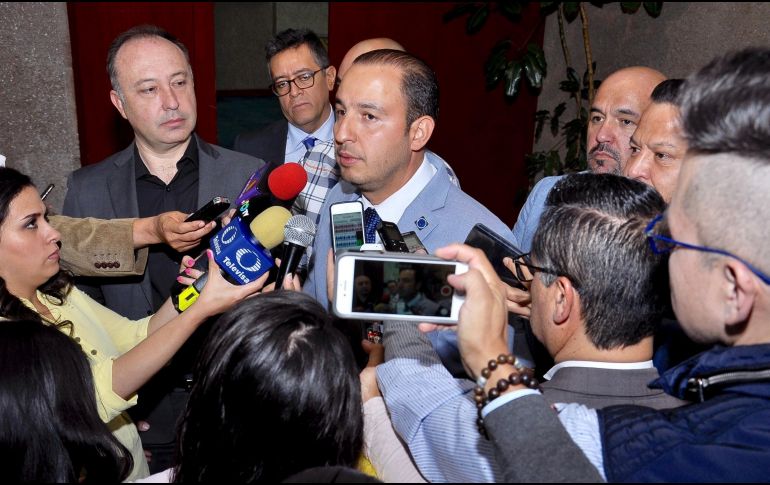 Marko Cortés (c) habla ante los medios de comunicación este lunes. NTX/A. Guzmán