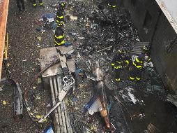 Bomberos trabajan en la escena donde un helicóptero chocó contra el Equitable Building este lunes, en el centro de Manhattan. EFE/Bomberos de Nueva York