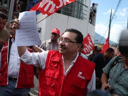 El secretario general del FMLN, Medardo González, muestra el documento de la demanda interpuesta contra el presidente Bukele por difamación y calumnia. EFE/R. Sura