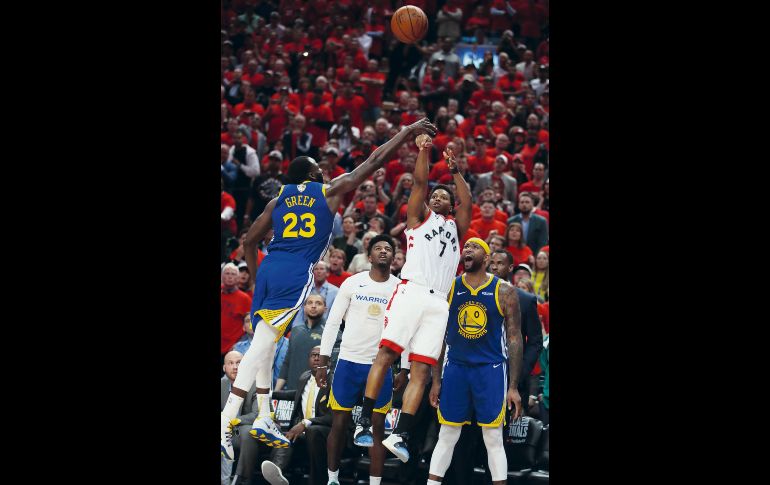 Ante la marca de Draymond Green (#23), Kyle Lowry (#7) intentó el tiro con el que Toronto buscó el título, sin embargo el disparo pegó en la parte externa del tablero. AFP / G. Shamus
