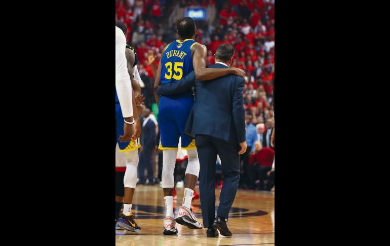 Kevin Durant abandona la duela resentido de una lesión. AFP