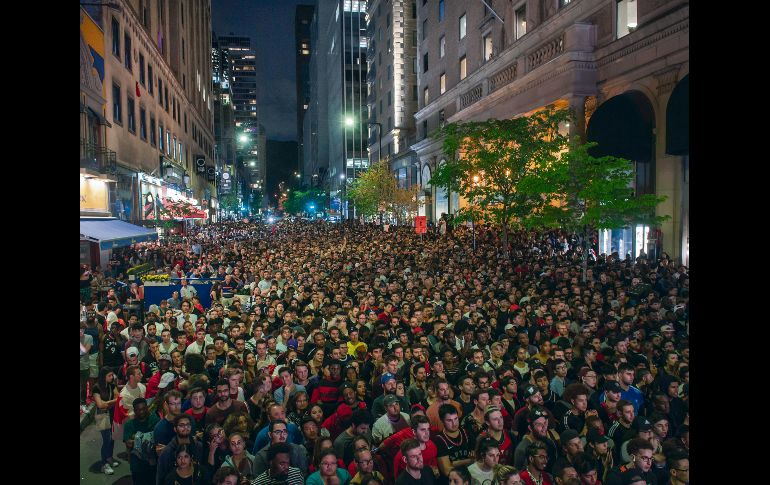 Miles de aficionados siguieron el partido en las calles de Montreal. AP