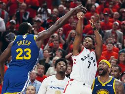Ante la marca de Draymond Green (#23), Kyle Lowry (#7) intentó el tiro con el que Toronto buscó el título, sin embargo el disparo pegó en la parte externa del tablero. AFP / G. Shamus