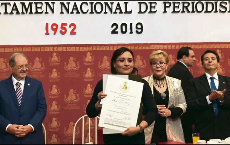 La escritora estuvo presente en la ceremonia del Premio Nacional de Periodismo, donde recibió el reconocimiento por su trayectoria. CORTESÍA