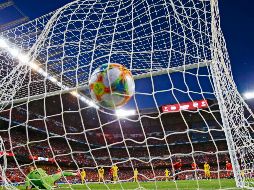 Sergio Ramos cobra desde los 11 pasos para vencer al arquero sueco Robin Olsen, poniendo en ventaja a España. AP