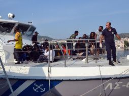 Cientos de personas se exponen a los mares griegos en busca de refugio cada semana. AP