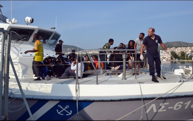 Cientos de personas se exponen a los mares griegos en busca de refugio cada semana. AP
