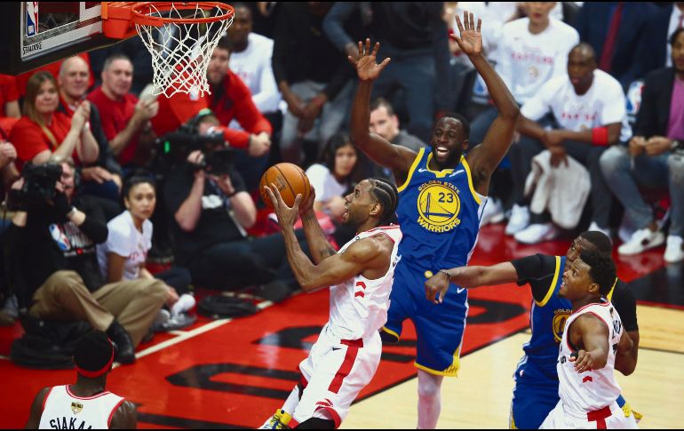 Kawhi Leonard aportó 26 puntos para los Raptors, que se quedaron a un paso de coronarse en el quinto juego. AFP