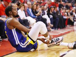 Dos minutos después de iniciado el segundo cuarto en el partido ante los Raptors de Toronto, Durant sufrió la lesión y se derrumbó en la duela. AFP / G. Shamus