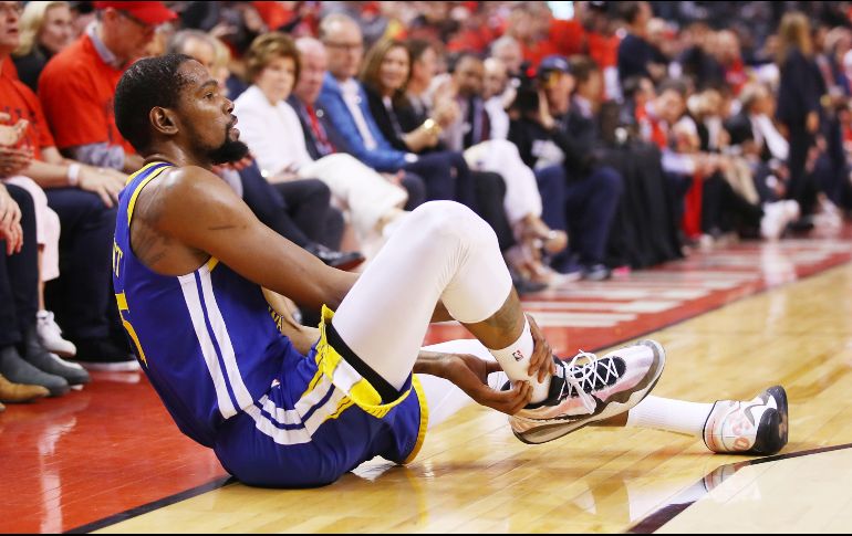 Dos minutos después de iniciado el segundo cuarto en el partido ante los Raptors de Toronto, Durant sufrió la lesión y se derrumbó en la duela. AFP / G. Shamus