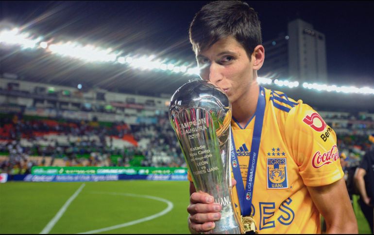El veracruzano, en el festejo del reciente título de Tigres. El atacante es una opción para reforzar a Chivas. IMAGO7
