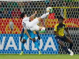 Young-Wook Cho, de Corea del Sur, realiza un vistoso remate durante el juego de ayer ante Ecuador. AP
