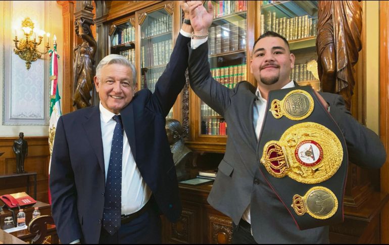 Andy Ruiz cumplió un sueño al poder saludar al Presidente Andrés Manuel López Obrador, con quien intercambió obsequios. PRESIDENCIA DE LA REPÚBLICA