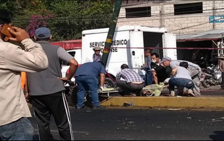 Reportes preliminares indican que el tráiler se quedó sin frenos y en su trayecto se incendió pero antes impactó los vehículos que encontró a su paso. TWITTER / @El_Universal_Mx