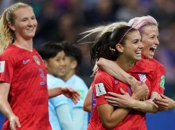 Alex Morgan es abrazada por la capitana Megan Rapione luego de anotar cinco de los 13 goles de Estados Unidos ante Tailandia. AFP/L. BONAVENTURE