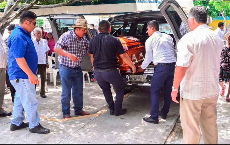 Familiares y amigos de Norma Sarabia asisten al funeral para darle el último adiós. AFP/C. Pérez