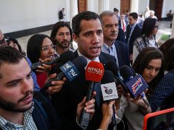 El jefe del Parlamento venezolano, Juan Guaidó (c), ofrece declaraciones a la prensa a su llegada al Palacio Federal Legislativo este martes, en Caracas. EFE/R. Peña