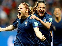 Eugénie Le Sommer (I) celebra el gol que le da la victoria a las Bleues. EFE/S. Nogier