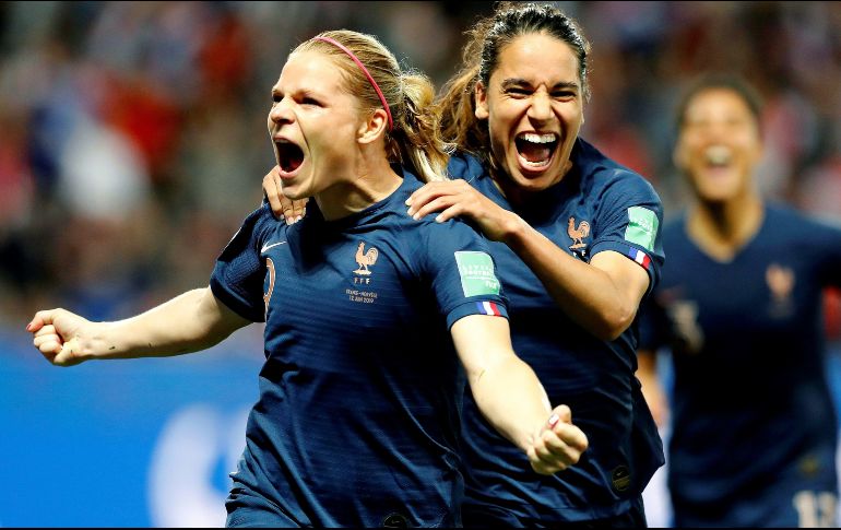 Eugénie Le Sommer (I) celebra el gol que le da la victoria a las Bleues. EFE/S. Nogier