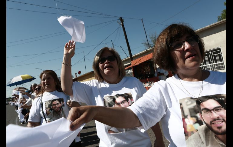 Pañuelos blancos, playeras y letreros se vieron en la recepción. SUN/C. Torres