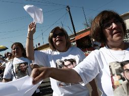 Pañuelos blancos, playeras y letreros se vieron en la recepción en Meoqui, Chihuahua. SUN/C. Torres