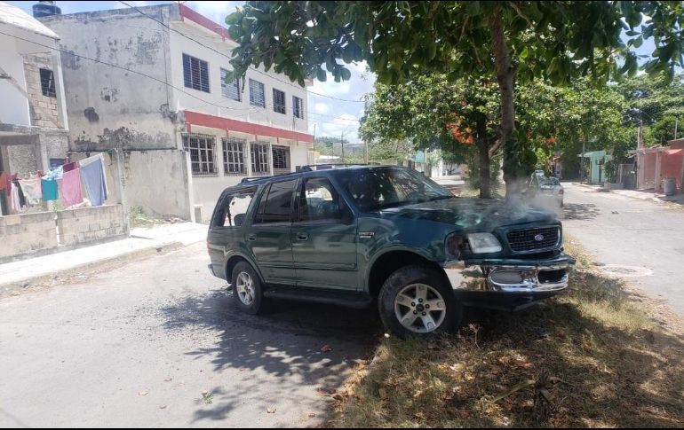 Los responsables dejaron abandonada una camioneta con un arma larga a media cuadra de la prisión. TWITTER/@kpya