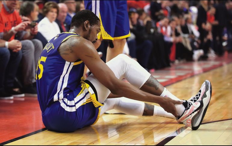 Kevin Durant reapareció el lunes pasado, pero volvió a lesionarse. AFP
