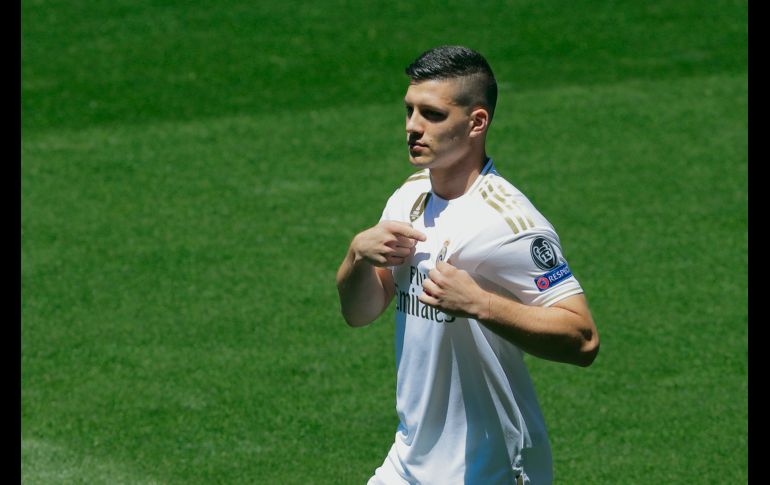 Luka Jovic señala el escudo madridista durante su presentación en el Santiago Bernabéu. AP