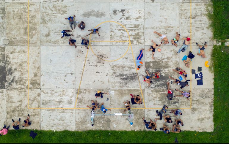 Migrantes se ven el el centro de detención del INM en Tapachula. AFP/ARCHIVO